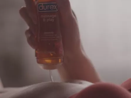 Szextől kábult emberek a Durex filmjében