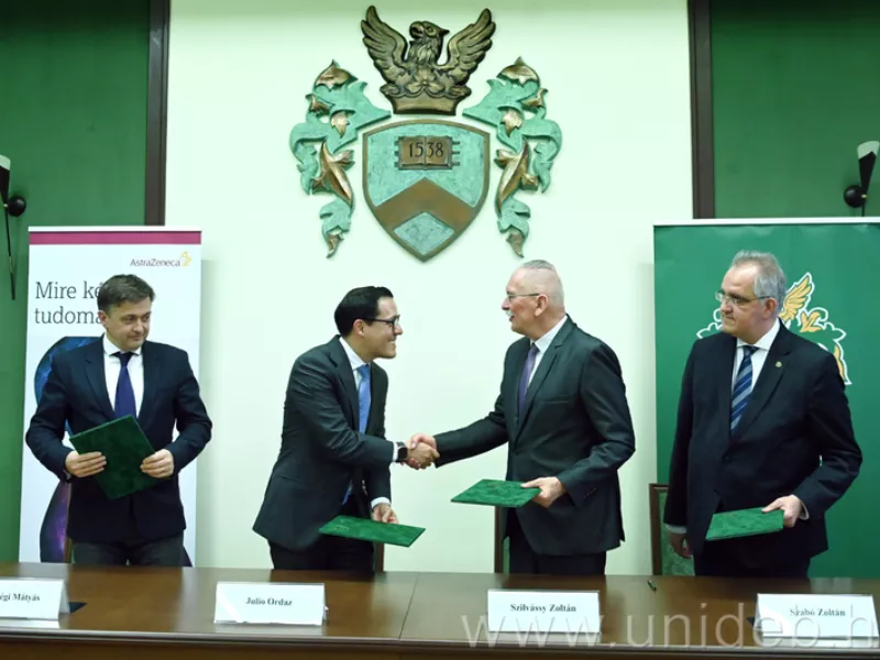 Stratégiai partnerséget kötött a Debreceni Egyetem és az AstraZeneca