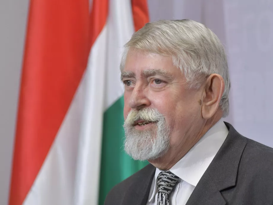 Beszámolt a miniszter