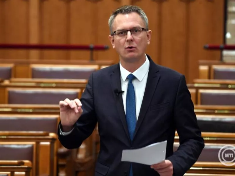 Rétvári Bence elmagyarázta, miért jött létre várólista az egyedi méltányossági kérelemre támogatott gyógyszerek ügyében