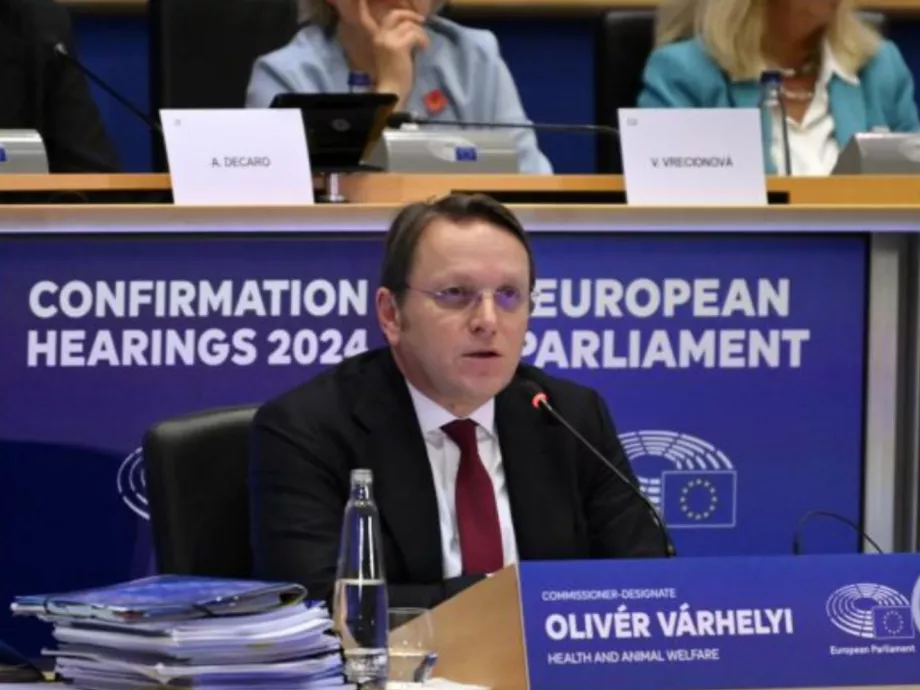 Várhelyi Olivér: Vissza kell hozni a gyógyszergyártást Európába