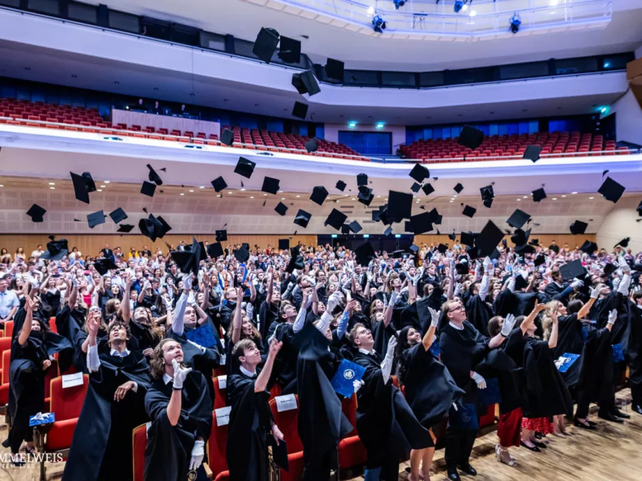 111 hallgatót avattak gyógyszerészdoktorrá a GYTK diplomaátadó ünnepségén