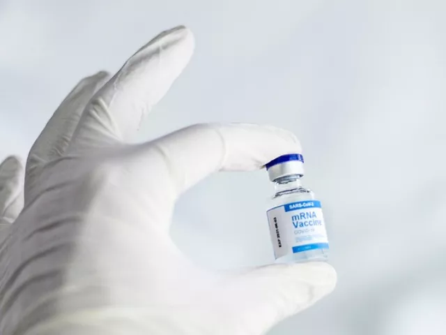 Súlyos mellékhatása lehet a Pfizer Covid–19-vakcinájának